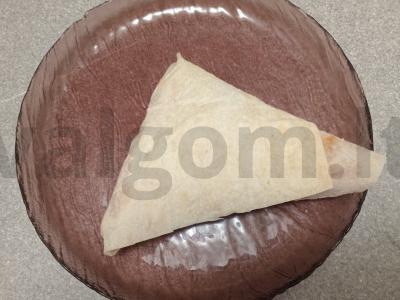 Tortilijos trikampiai su vištienos krūtinėle, daržovėmis, sūriu ir marinuotais raudonaisiais svogūnais Žingsnis 9