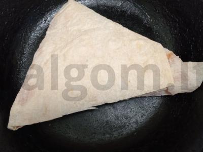 Tortilijos trikampiai su vištienos krūtinėle, daržovėmis, sūriu ir marinuotais raudonaisiais svogūnais Žingsnis 10