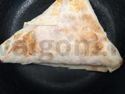 Tortilijos trikampiai su vištienos krūtinėle, daržovėmis, sūriu ir marinuotais raudonaisiais svogūnais Žingsnis 11