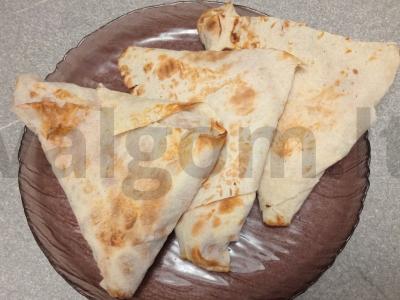 Tortilijos trikampiai su vištienos krūtinėle, daržovėmis, sūriu ir marinuotais raudonaisiais svogūnais pagrindine nuotrauka