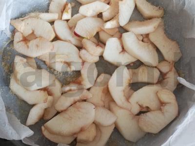 Obuolių ir persikų šarlotė arbatai Žingsnis 4