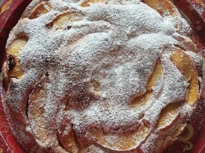 Obuolių ir persikų šarlotė arbatai pagrindine nuotrauka