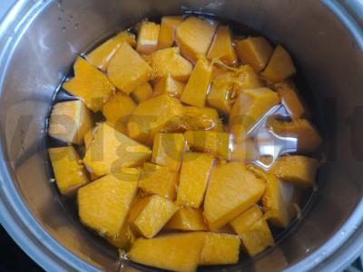 Moliūgų apkepas su razinomis ir cukatais Žingsnis 1