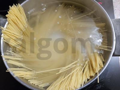 Spagečiai su dešrelėmis ir grietinėlės padažu Žingsnis 1