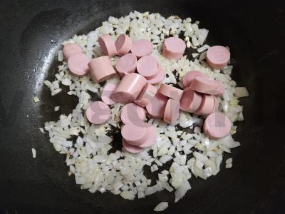 Spagečiai su dešrelėmis ir grietinėlės padažu Žingsnis 3