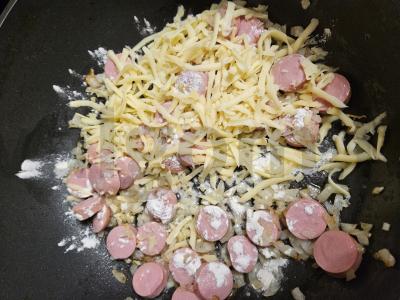 Spagečiai su dešrelėmis ir grietinėlės padažu Žingsnis 4