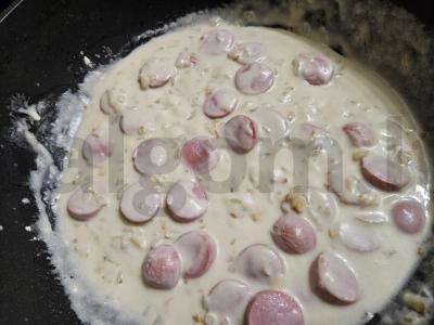 Spagečiai su dešrelėmis ir grietinėlės padažu Žingsnis 5