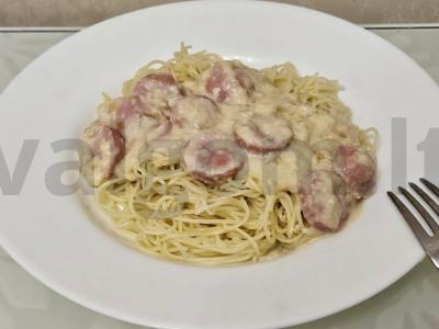 Spagečiai su dešrelėmis ir grietinėlės padažu pagrindine nuotrauka