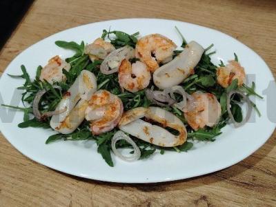 Jūros salotos su kalmarais ir krevetėmis pagrindine nuotrauka