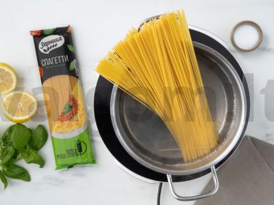 Makaronai su pomidorais ir bekonu Žingsnis 1