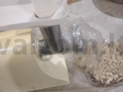 Puiki namų „Hrenovina“ su česnaku be virimo Žingsnis 2