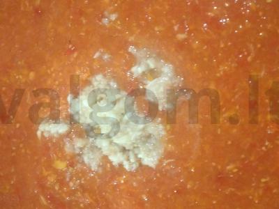 Puiki namų „Hrenovina“ su česnaku be virimo Žingsnis 5