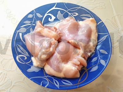 Vištienos stroganovas su grietine iš išlydytų grietinėlės Žingsnis 1