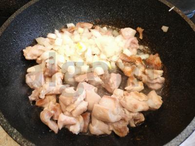 Vištienos stroganovas su grietine iš išlydytų grietinėlės Žingsnis 5