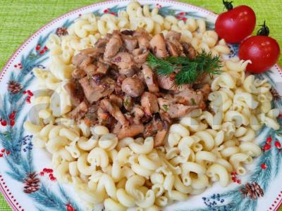 Vištienos stroganovas su grietine iš išlydytų grietinėlės pagrindine nuotrauka