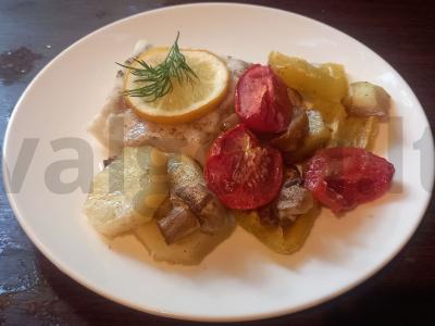 Žuvis, kepta su daržovėmis ir grybais pagrindine nuotrauka