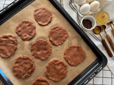 Šokoladiniai sausainiai su žemės riešutų įdaru Žingsnis 8