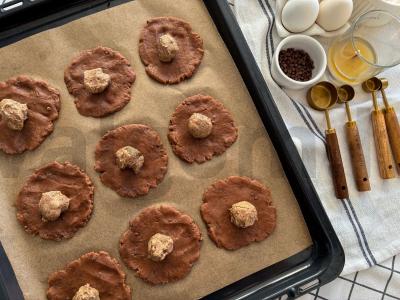 Šokoladiniai sausainiai su žemės riešutų įdaru Žingsnis 9