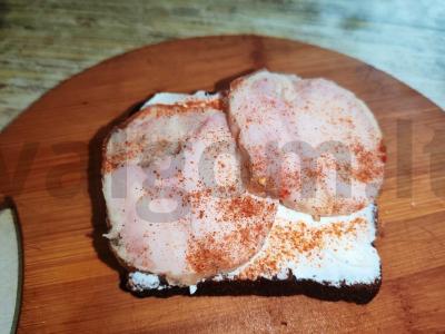 Sumuštinis su minkštu varškės sūriu, kumpiu ir paprika Žingsnis 4