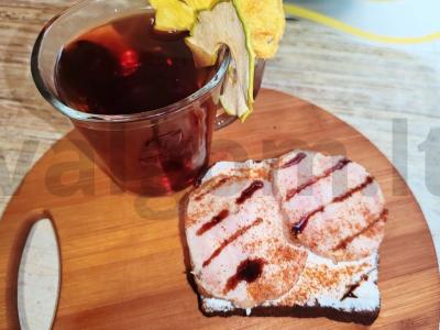 Sumuštinis su minkštu varškės sūriu, kumpiu ir paprika pagrindine nuotrauka