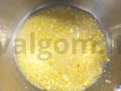 Kukurūzų košė su abrikosų uogiene ir raudonųjų serbentų uogomis Žingsnis 1