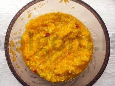 Kukurūzų košė su abrikosų uogiene ir raudonųjų serbentų uogomis pagrindine nuotrauka