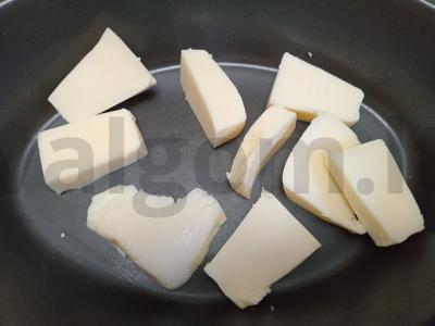 Sulguni sūris, keptas su pomidorais, česnaku ir itališkais prieskoniais su spanguolių padažu Žingsnis 1