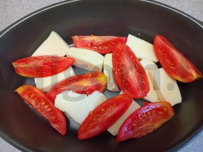 Sulguni sūris, keptas su pomidorais, česnaku ir itališkais prieskoniais su spanguolių padažu Žingsnis 2