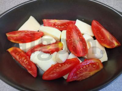 Sulguni sūris, keptas su pomidorais, česnaku ir itališkais prieskoniais su spanguolių padažu Žingsnis 3