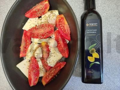 Sulguni sūris, keptas su pomidorais, česnaku ir itališkais prieskoniais su spanguolių padažu Žingsnis 5