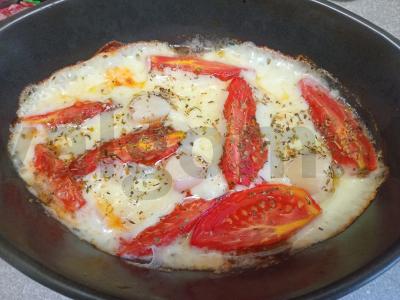 Sulguni sūris, keptas su pomidorais, česnaku ir itališkais prieskoniais su spanguolių padažu Žingsnis 6