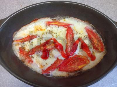 Sulguni sūris, keptas su pomidorais, česnaku ir itališkais prieskoniais su spanguolių padažu pagrindine nuotrauka