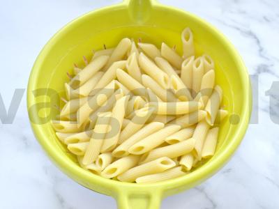 Makaronai su dešra, kiaušiniu ir sūriu Žingsnis 1