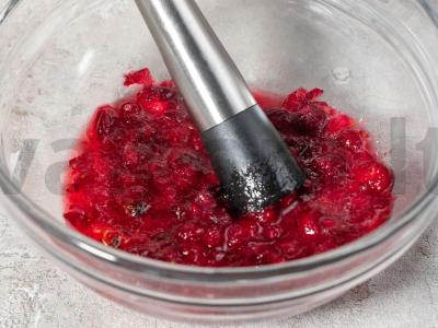 Šalčio uogų gėrimas iš šaldytų spanguolių Žingsnis 1