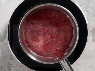 Šalčio uogų gėrimas iš šaldytų spanguolių Žingsnis 3