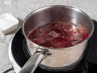 Šalčio uogų gėrimas iš šaldytų spanguolių Žingsnis 4