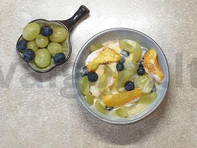 Vaisių salotas su jogurtu ir cukraus pudra pagrindine nuotrauka