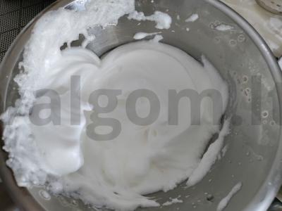 Biskvitinis ritinys su grietinėlės ir maskarponės kremu Žingsnis 1