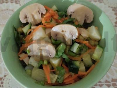 Salotos su bulvėmis, agurkais ir marinuotais šampinjonais pagrindine nuotrauka