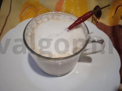 Kava su plakta grietinėle ir čili pipirais pagrindine nuotrauka