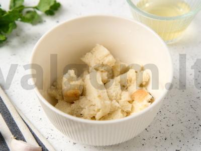 Mėsos kotletai su marinuotais agurkais Žingsnis 1