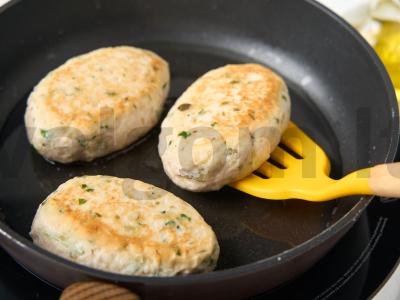 Mėsos kotletai su marinuotais agurkais Žingsnis 4