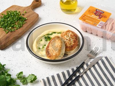 Mėsos kotletai su marinuotais agurkais pagrindine nuotrauka