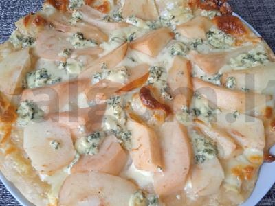 Pica su kriauše ir dorblu sūriu pagrindine nuotrauka