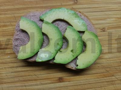 Sumuštinis su dešra ir avokadu Žingsnis 3