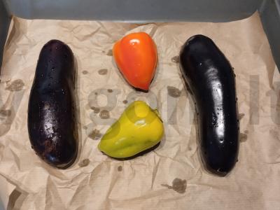 Gruziniškas salotas su keptais daržovėmis Žingsnis 1