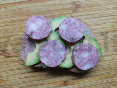 Sumuštinis su dešra ir avokadu Žingsnis 4