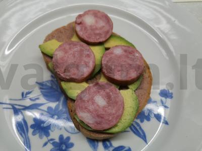 Sumuštinis su dešra ir avokadu pagrindine nuotrauka