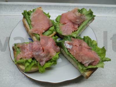 Sumuštiniai su silkių lašiša ir grietininiu sūriu pagrindine nuotrauka