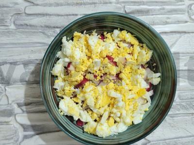 Salotas su daržovėmis, kiaušiniu ir kalakutienos kumpiu Žingsnis 4